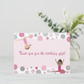 Merci plat de partie de gymnastique dans le rose (Debout devant)