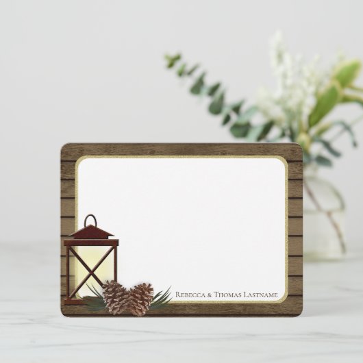 Merci rustique de lanterne et de pin (Debout devant)