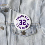 Mère de football blanc et violet Numéro Jersey<br><div class="desc">Saluez votre équipe sportive préférée, votre footballeur ou montrez votre fierté scolaire avec un bouton d'esprit personnalisé! Ajoutez votre nom d'école ou personnalisez-le avec le nom d'un joueur et son numéro de maillot. Parfait pour le football, le basket, le baseball et les jeux de football ! Créez des broches personnalisées...</div>