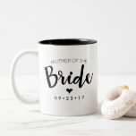 Mère de la Mug Mariée Personnalisez votre date<br><div class="desc">Cette Mère de la Mug de Mariée a une Mère de la Salle correspondante pour compléter l'ensemble. Fait un grand cadeau "Merci" ou "bienvenue à la famille".</div>