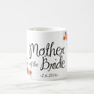 Mère de la tasse de café fleurie de jeune mariée