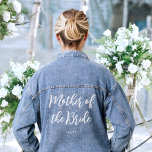 Mère du Mariage marié Personnalisé<br><div class="desc">Faites sentir à maman spéciale avec cette veste denim mariage personnalisée! Les mots 'Mère de l'Épouse' sont écrits dans une police de script tendance, et ci-dessous vous pouvez ajouter un nom personnalisé, une date mariage, un emplacement ou un autre texte. Cette belle veste en jean mélangé de coton fait un...</div>