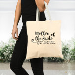 Mère du Sac fourre-tout de mariée | Script moderne<br><div class="desc">La Mère de la Mariée va adorer ce sac fourre-tout personnalisé ! Une police de script tendance et un embellissement tourbillonnant ornent l'avant du sac et en dessous il y a de l'espace pour deux lignes de texte personnalisé - ajoutez le nom de la Mère de l'Épouse, votre date de...</div>