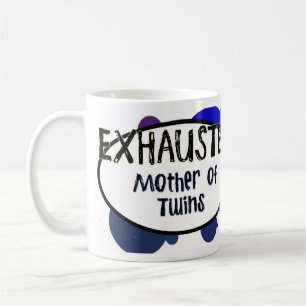Mère ÉPUISÉE de tasse de jumeaux