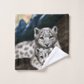 Mère léopard des neiges et petit-déjeuner dans les (Gant de toilette)