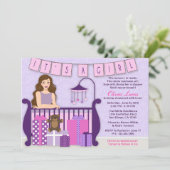 Mère moderne mûre dans le Invitation de l'Baby sho (Debout devant)