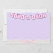 Mère moderne mûre dans le Invitation de l'Baby sho (Dos)