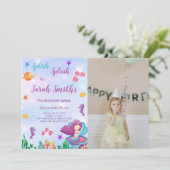 Mermaid assis sur des invitations de coquilles vio (Debout devant)