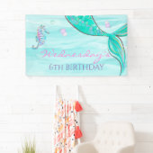 Mermaid Tail onder het Zee 'Birthday Banner' Spandoek (Insitu)