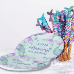 Mermaid Tails Mermazing N'Importe Quel Âge Anniver<br><div class="desc">Plaques de fête d'anniversaire de sirène, personnalisées avec n'importe quel nom et âge. Le design présente des queues de sirènes magiques imaginaires et des bulles océaniques dans des tons d'aquarelle rose violet turquoise et vert menthe. Les invitations à la fête de la Sirène et les fournitures sont disponibles en magasin...</div>