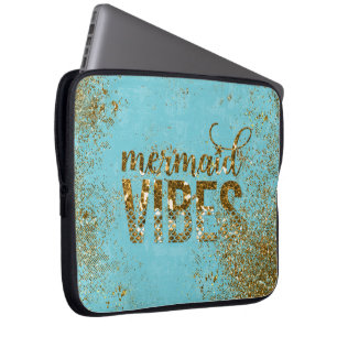 Mermaid Vibes - Gold Glitter Typografie over Blauw Laptop Sleeve