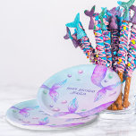 Mermaid's Tails Bright Mermaid fête d'anniversaire<br><div class="desc">Plaques de fête d'anniversaire de sirène avec queue de sirène magique et typographie décorative. Le libellé modèle est entièrement modifiable et se lit actuellement "Joyeux anniversaire [Nom]". Ce design lumineux et dynamique présente des queues de sirènes et des bulles océaniques dans des tons d'aquarelle de violet rose vert et bleu...</div>
