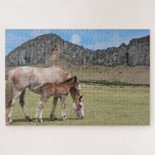 Merrie & veulen bij vulkaankrater van Rano Raraku Legpuzzel