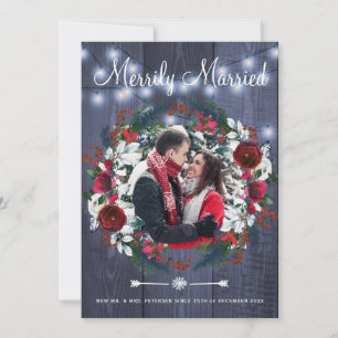 Merrily Married Christmas Paar Bloemenfoto Feestdagenkaart