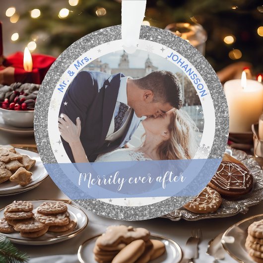 Merrily toujours après 1er Noël en tant que Mr et 