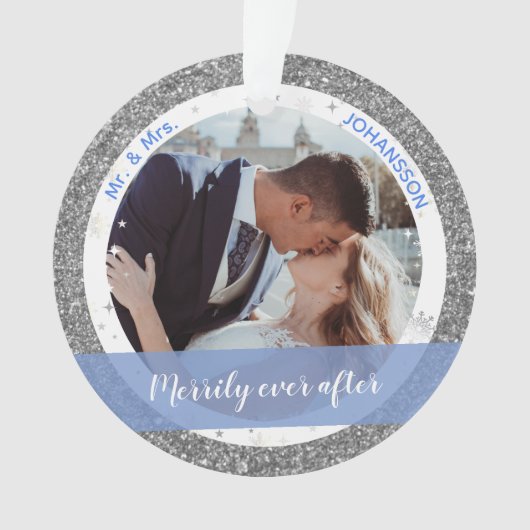 Merrily toujours après 1er Noël en tant que Mr et (devant)