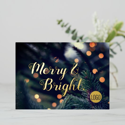 Merry and bright script Pine Holiday lampen Folie Feestdagenkaart (Staand Voorkant)