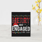 Merry and Engaged 2025 Red Plaid Matching Christma Kaart (Gele Bloem)