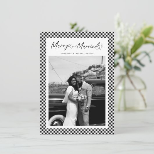 Merry and Married Newlywed Script Christmas Plaid Feestdagenkaart (Staand voorkant)