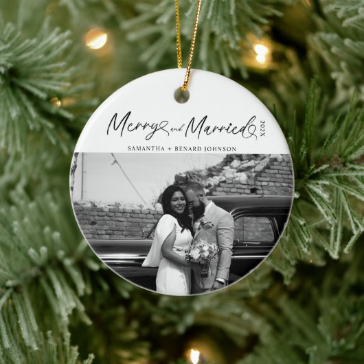 Merry and Married Pas getrouwd script voor kerst Keramisch Ornament (Boom)