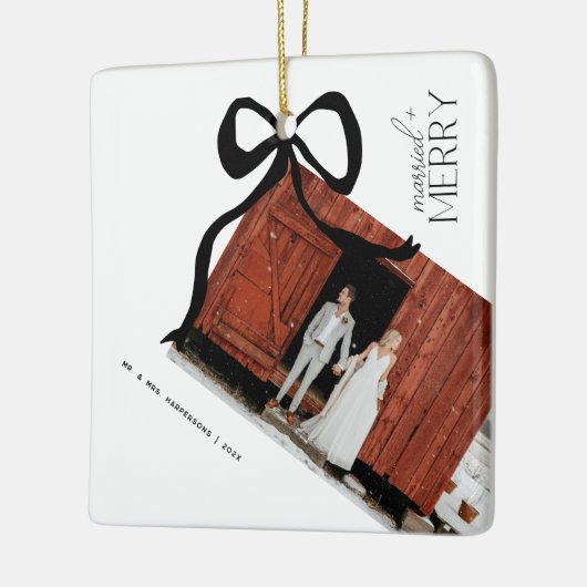 Merry and Married Script Photo Christmas Bow Keramisch Ornament (Links)