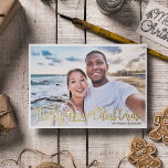 Merry Beachy Noël fun photo de vacances<br><div class="desc">Partagez votre photo de vacances préférée sur la plage avec cette carte photo moderne et amusante de Noël sur la plage, qui présente une superposition typographique en lettrage à la main et qui dit "Joyeux Noël de plage" décorée de vagues, de soleil et d'illustrations de planches de surf. Facilement personnalisable...</div>