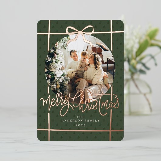 Merry Christmas Modern Script Bow Green 1 Photo Folie Feestdagenkaart (Staand Voorkant)