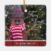 Merry en Bright Cute Rustic Snowman Tree Keepslag Keramisch Ornament (Voorkant)