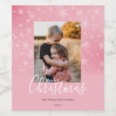Merry Kerstmis Modern Snowy Winter Pink Foto Wijn Etiket (Enkel label)