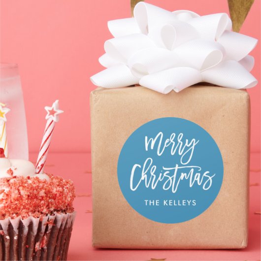 Merry kerstpenseel Script Blue, aangepast Ronde Sticker (Feest)