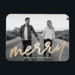 Merry Luxe | Magnet photo de vacances<br><div class="desc">Offrez un cadeau que vos amis et votre famille aimeront cette saison des Fêtes. L'aimant photo de vacances Merry Luxe dispose du mot "Merry" dans une police de script de feuille d'or avec des espaces réservés pour votre photo préférée et le texte personnalisé.</div>