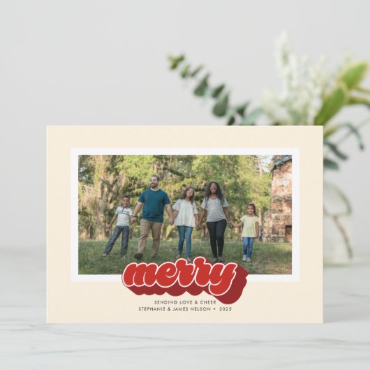 Merry Red Retro Script Christmas Photo Feestdagenkaart (Staand voorkant)