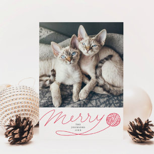 Merry Red Yarn Ball Cat Foto Feestdagenkaart