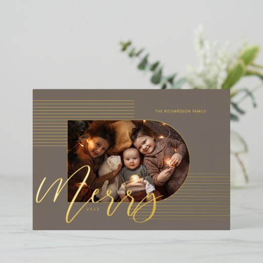 Merry Script Modern Stripes Photo Arch Lijst Grey Folie Feestdagenkaart (Staand Voorkant)