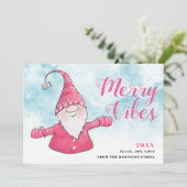 Merry Vibes Snowy Blue Schattige Roze Gnome Kerst Feestdagenkaart (Staand voorkant)