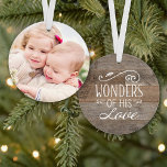 Merveilles de Son Amour Rustique Photo Ornament<br><div class="desc">L'ornement de vacances de style rustique présente un arrière - plan gris/brun patiné à grains de bois avec un design blanc fantaisiste "Wonders of His Love". Personnalisez avec votre photo de famille préférée au dos.</div>