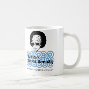 Mes cheveux défient la tasse de gravité