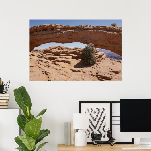 Mesa Arch en Tumbleweed bij Canyonlands Poster (Thuiskantoor)