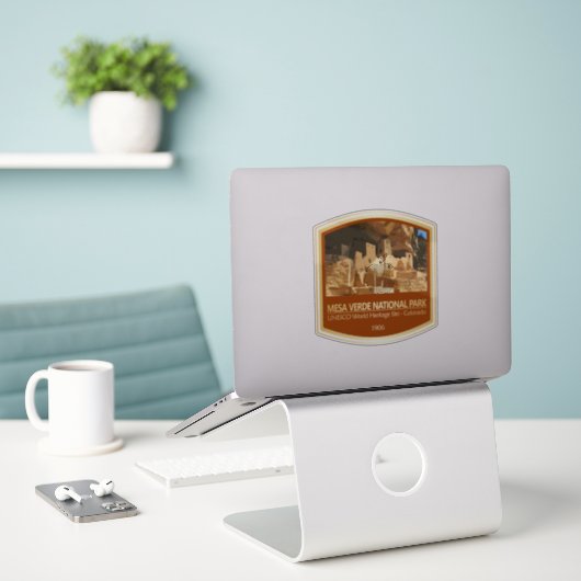 Mesa Verde NP (PF1) Sticker (Laptop op bureau)