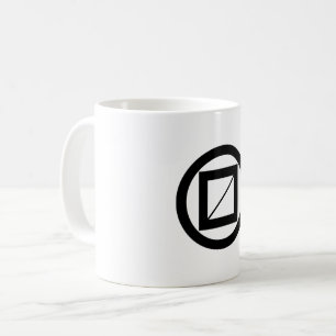 Mesure en bois dans la tasse de café circulaire
