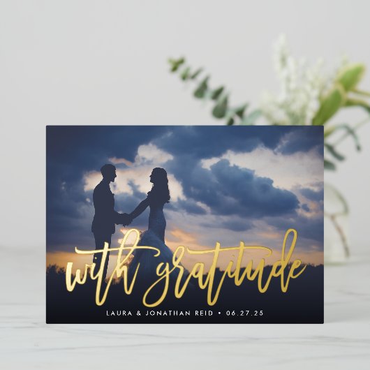 Met dankbaarheid | Gold Foil Weddenschap Hartelijk Folie Uitnodiging (Staand Voorkant)