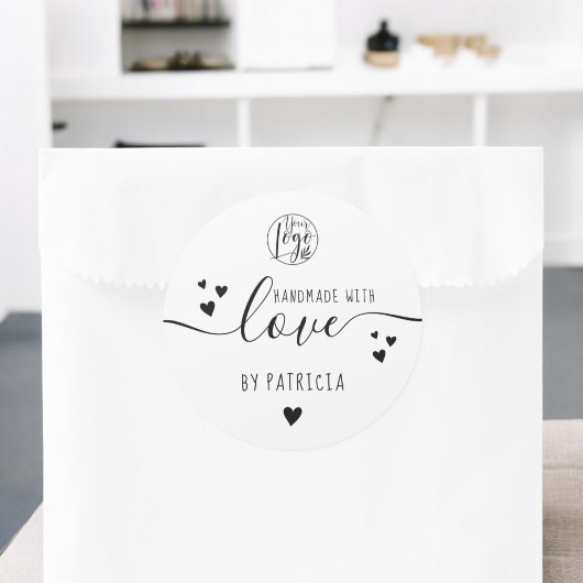 Met de hand gemaakt liefdesscript logo harten zwar ronde sticker