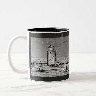 Met de hand geschetste vuurtoren met rotsen vredig tweekleurige koffiemok
