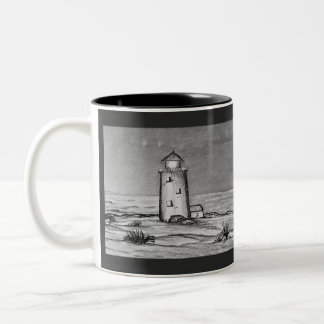 Met de hand geschetste vuurtoren met rotsen vredig tweekleurige koffiemok