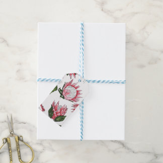 Met de hand getekende koningsprotea's op witte cad cadeaulabel
