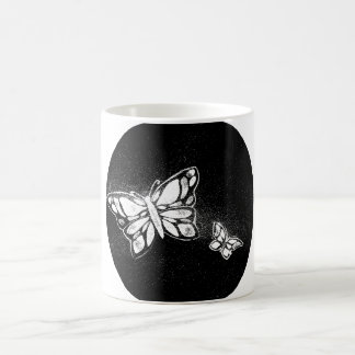 met de hand getekende vlinder koffiemok