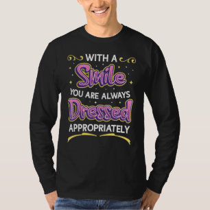 Met een glimlach word je altijd goed gekleed t-shirt