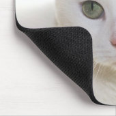 met een oneven witte kat dicht bij het gezicht muismat (Hoek)