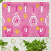 Met een roze monogram en een wit tennisracketpatro theedoek (Gevouwen)