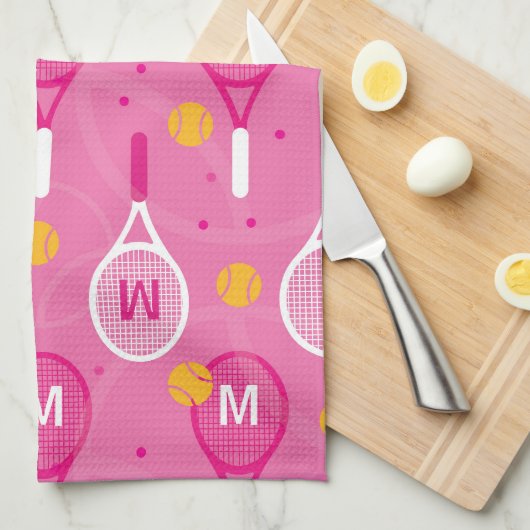Met een roze monogram en een wit tennisracketpatro theedoek (Quarter Fold)
